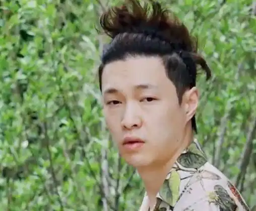 张艺兴大胆素颜出镜,素颜模样让人看傻眼,妆前妆后差别并不大_化妆