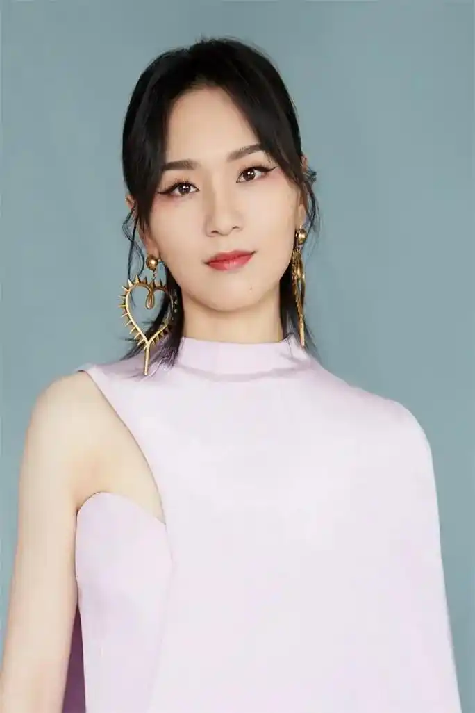 26日出生于湖南省长沙市毕业于星海音乐学院中国内地女歌手演员词曲人