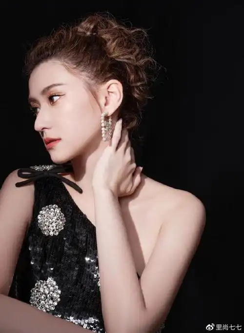 何超莲为挣钱也真拼,婚礼后不到1月就开工,穿露脐装没有孕相