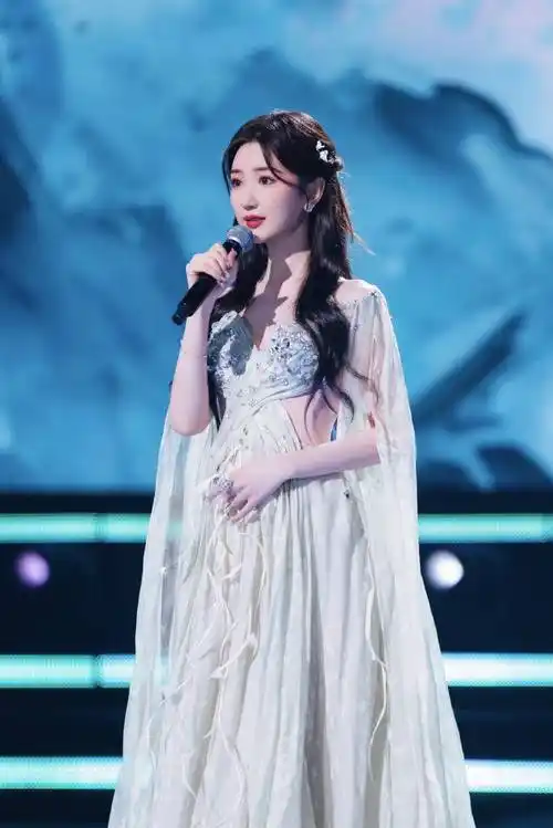 从关晓彤的开年红运装,看出氛围感穿搭四个优点_造型_风格_时尚