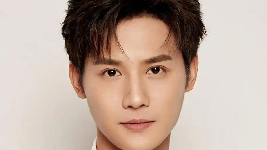 郑业成携女友筑爱巢,同居生活甜如蜜 郑业成与女友同居,共同打造属于