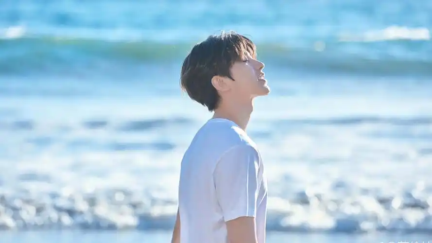 蔡徐坤清爽帅气写真,大陆明星-回车桌面