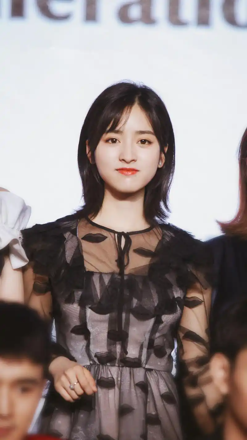 原创沈月换新造型,穿白衬衫配网纱裙好显嫩,素颜也能美得出众