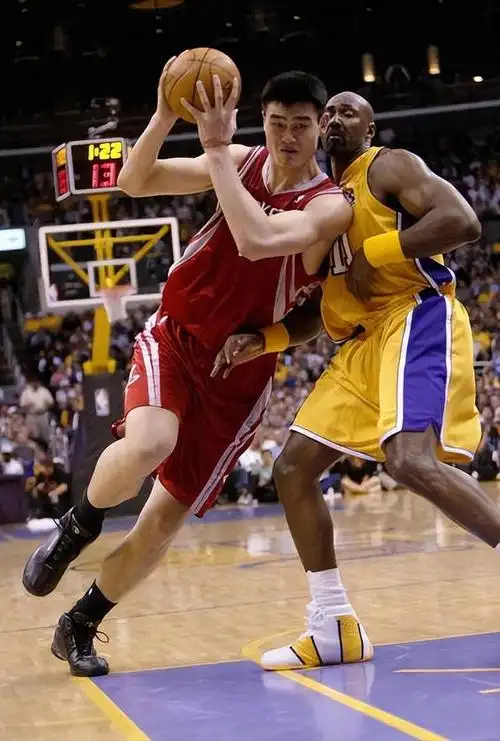 场均仍有13 8 4,却因一点错失冠军|姚明|奥尼尔|斯托克顿|湖人主场