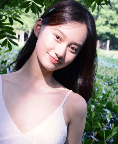 艺考学霸夏梦近照曝光双眼皮肿胀脖子上疑似吻痕抢镜