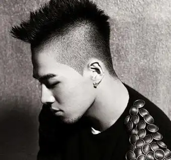 东永裴最新发型图片 子弹头莫西干很帅气