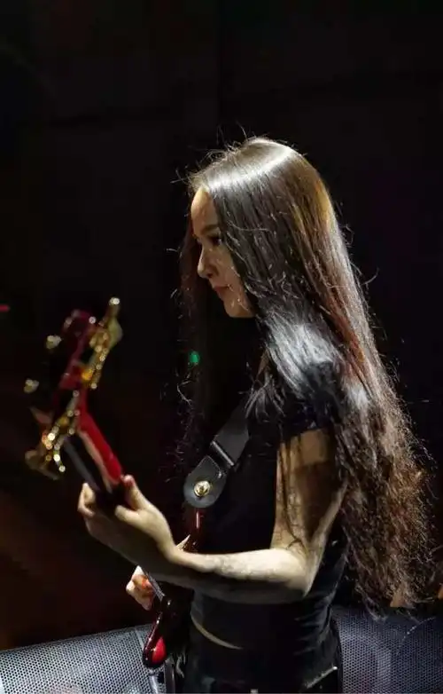 这个无锡姑娘不仅人长得好看还是一个女贝斯手