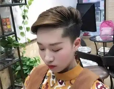 女生一边梳剃鬓角短发发型