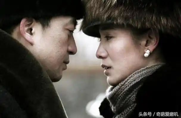 这位中年大叔吻遍了半个娱乐圈的女星,女星把他的嘴都亲肿了