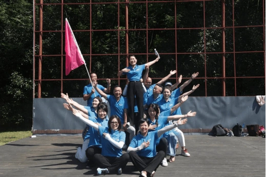 去创造出自己的队名,队徽,队歌,口号以及团队造型