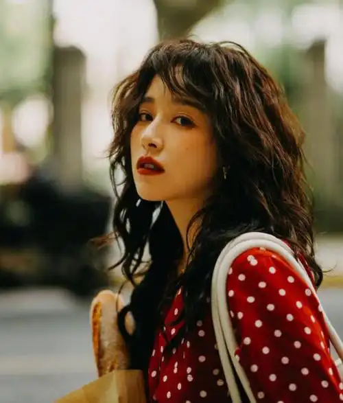 港风慵懒大波浪卷发图片,港风复古卷发中长发照片-528时尚网