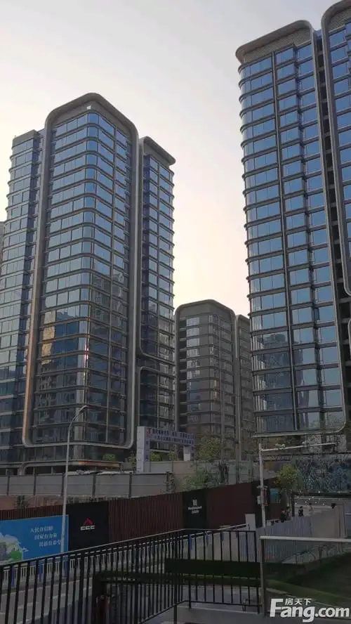 香港置地启元新拍现场谍照实时了解楼盘新动态