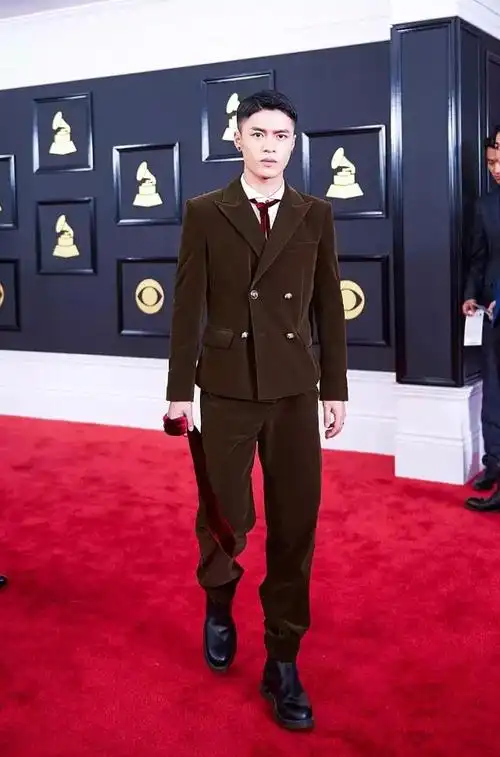 男明星请你不要再这样穿了可以吗