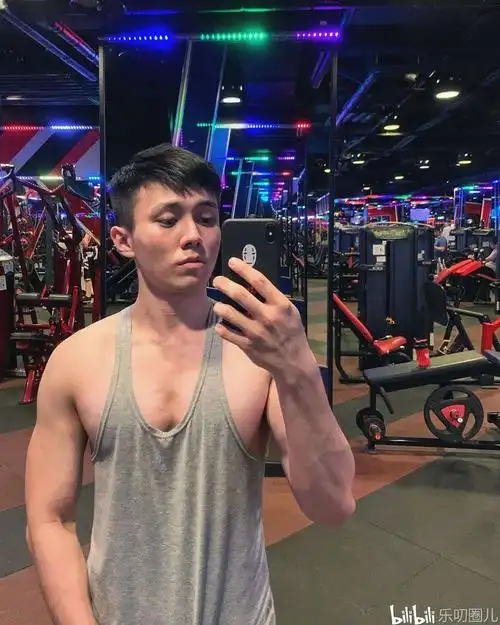 颜值肌肉都棒棒的小鲜肉自拍亮出精壮的胸肌和精致的腹肌