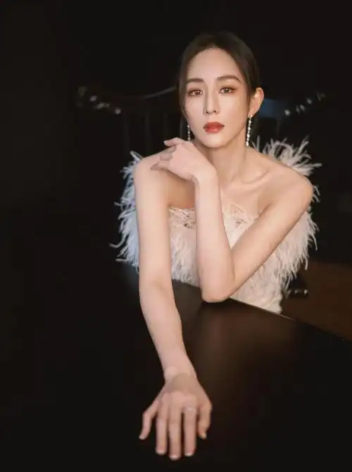 张钧甯超话经典白裙,如春日百合,步伐摇曳,熠熠生辉,当羽毛与白裙碰撞