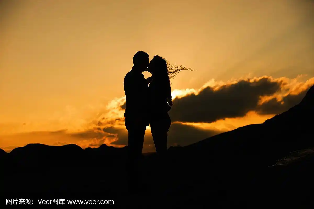 日落时分接吻的情侣剪影