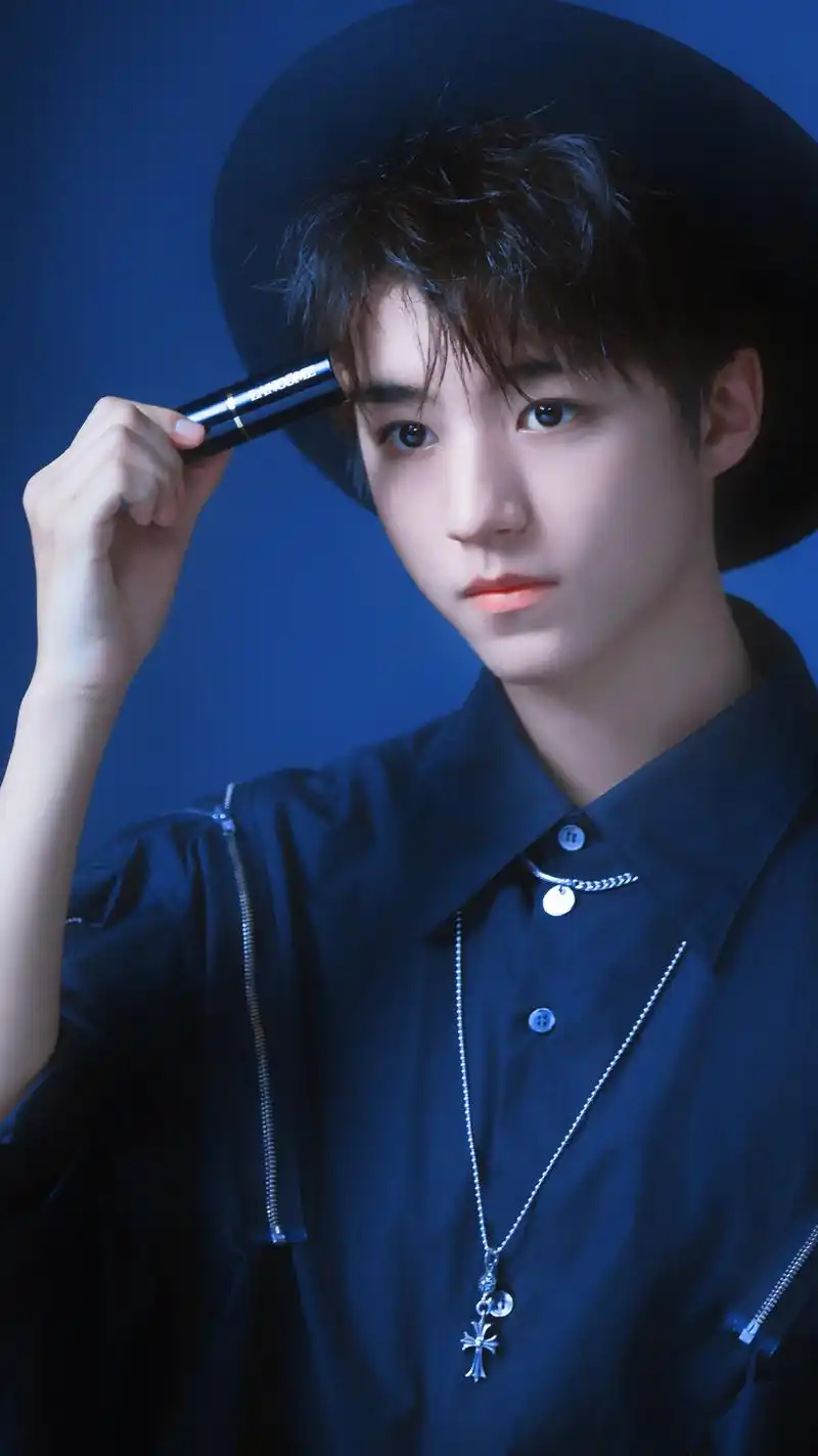 王王俊凯穿黑衣戴礼帽,是个帅气暗黑精灵了_p5,图片cr.