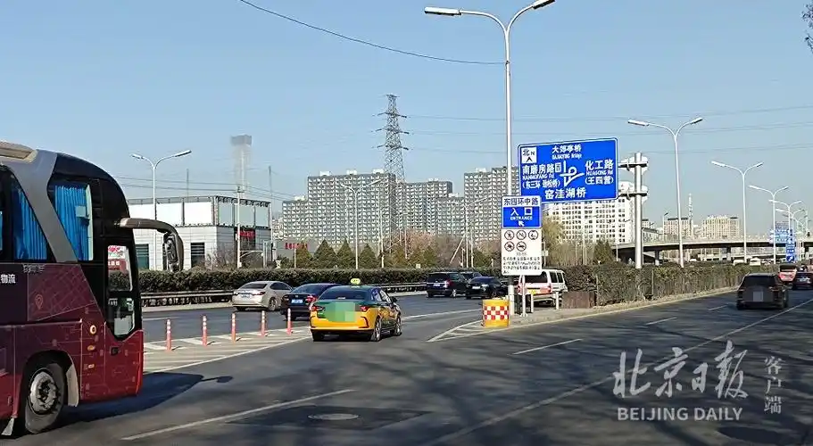 东四环外环窑洼湖桥南侧新设的入口.