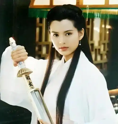 李若彤现身山姆超市,双侧苹果肌饱满似硅胶假人,只买了一棵白菜|小