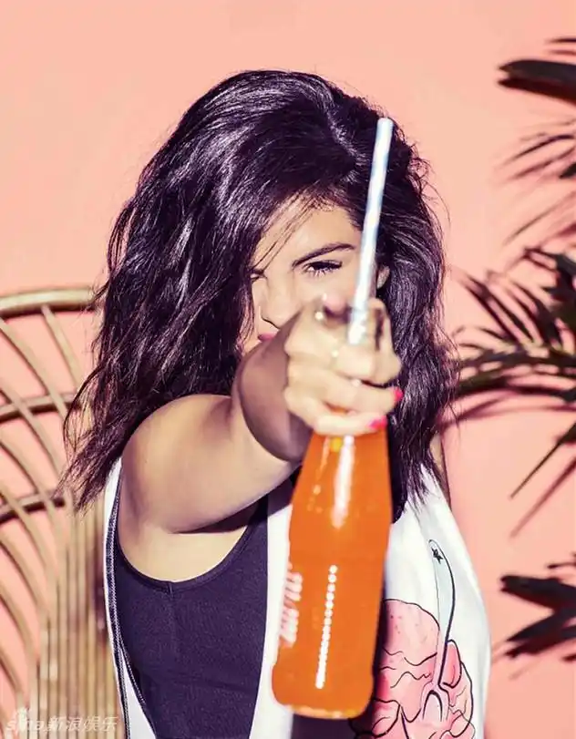 组图赛琳娜拍大片俏皮可爱尽显小女人风情