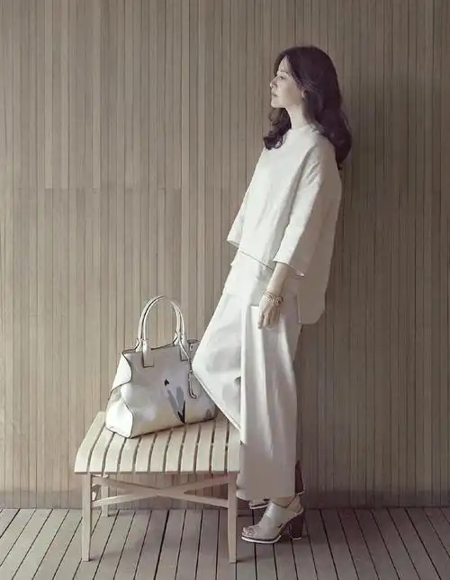 李英爱自带高级感,简单穿条纹衬衫配半身裙好美,简直是穿搭楷模|西装