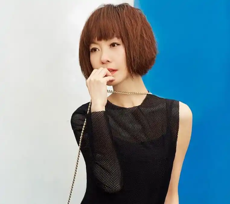 53岁鲁豫身材发福,肱二头肌斜方肌明显凸起,最新写真越来越男相