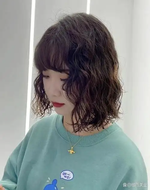 如果烫泡面卷的那种小卷不敢尝试,可以选择烫法式卷,日常百搭又减龄