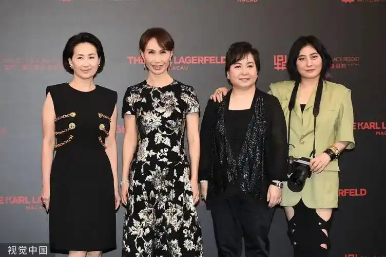 何超仪和自家姐姐们——何超琼,何超凤,何超蕸都来了,二房四姐妹也是