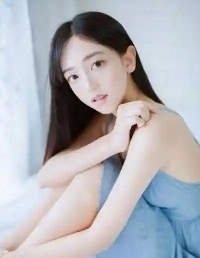 20岁女生适合的清新中分直发发型图片