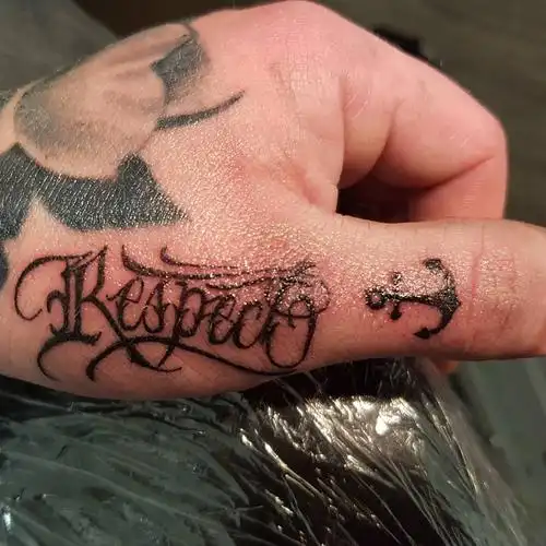 晏先生手上花体字纹身图案