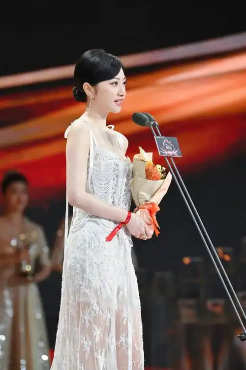 恭喜@金晨@秦岚@辛芷蕾@janiceman文咏珊@景甜荣获#微博年度闪耀演员