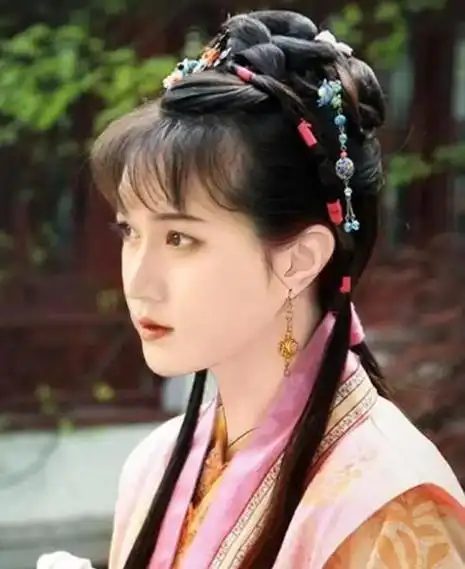 陈丽君是越剧里的"小生",她女扮男装,那风姿潇洒,英俊帅气的模样,让