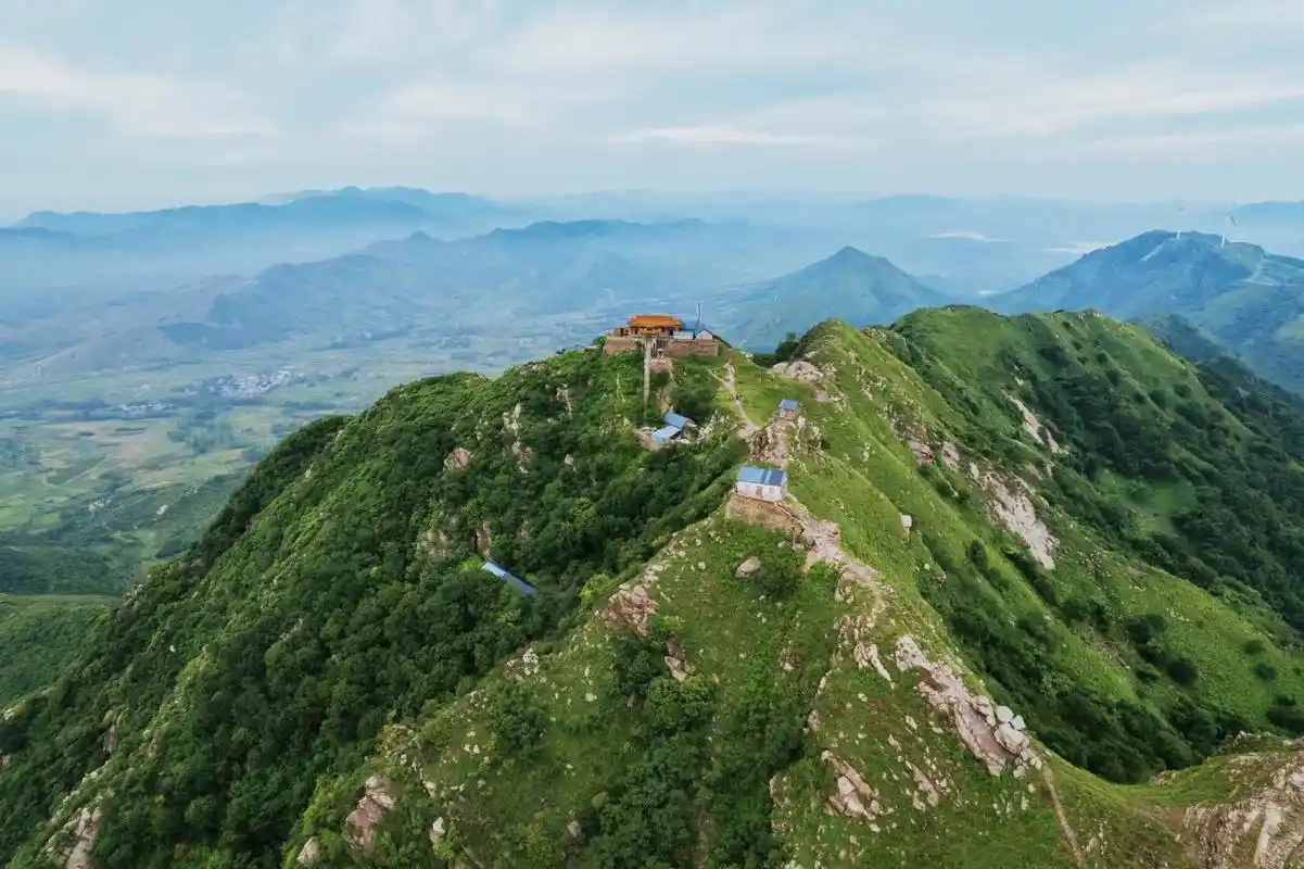 两座神山,小顶山和灵山.都在南阳方城#摄影 #航拍摄影 #登 - 抖音