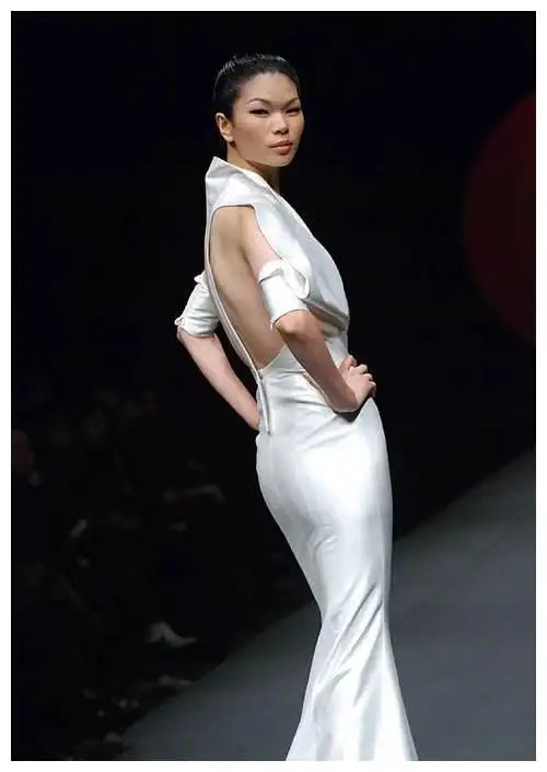 世界顶级超模吕燕,不会英文长相奇丑,今逆袭手段堪称教科书