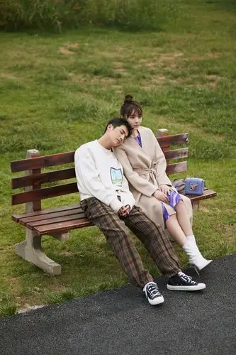 姜潮麦迪娜情侣写真再撒狗粮寒意来袭甜度不减