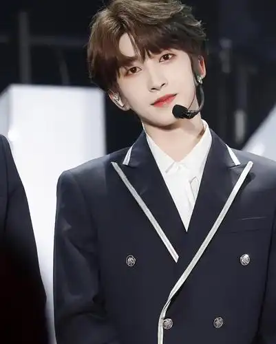 创造营4刘宇图片:制服小宇超级超级可爱啊