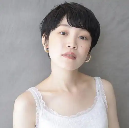 既俏丽又不失女人味的日式短发造型短发对于某些女生来说,是种吸引的