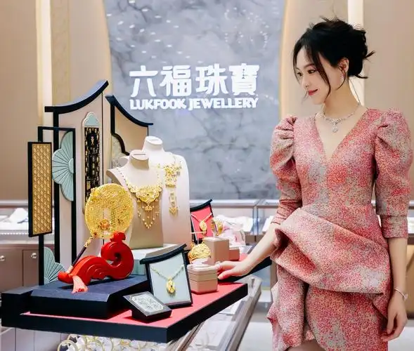 六福珠宝全球代言人唐嫣空降北京 开启全糖绮遇