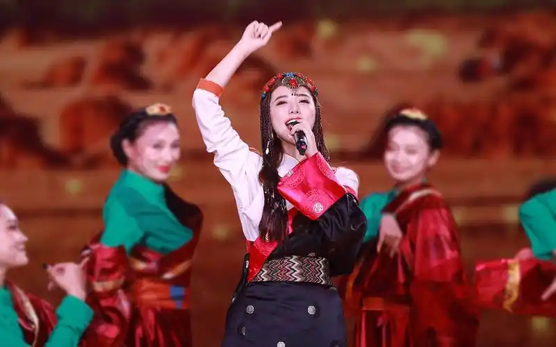 藏族歌手阿兰用纯藏语,欢快唱响青稞号子《打青稞》