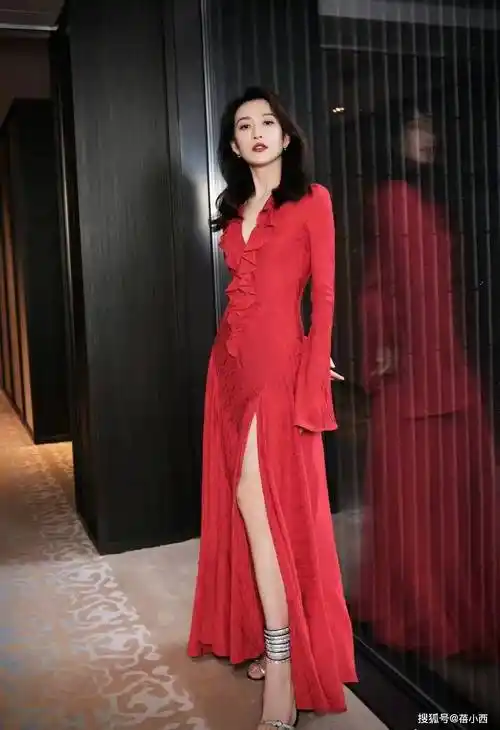 王鸥太适合走性感风,穿红色开衩连衣裙妩媚动人,美成焦点