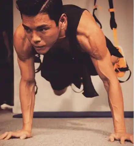 其实向佐的身材也是男明星中非常不错的,一身的肌肉也让不少人羡慕不