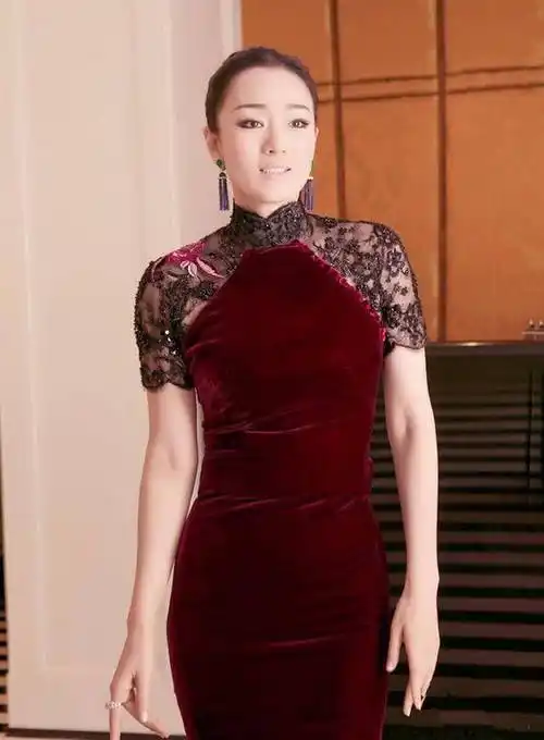 55岁巩俐美到骨子里,穿黑色连衣裙腰部挖空,高贵又优雅_的设计_造型