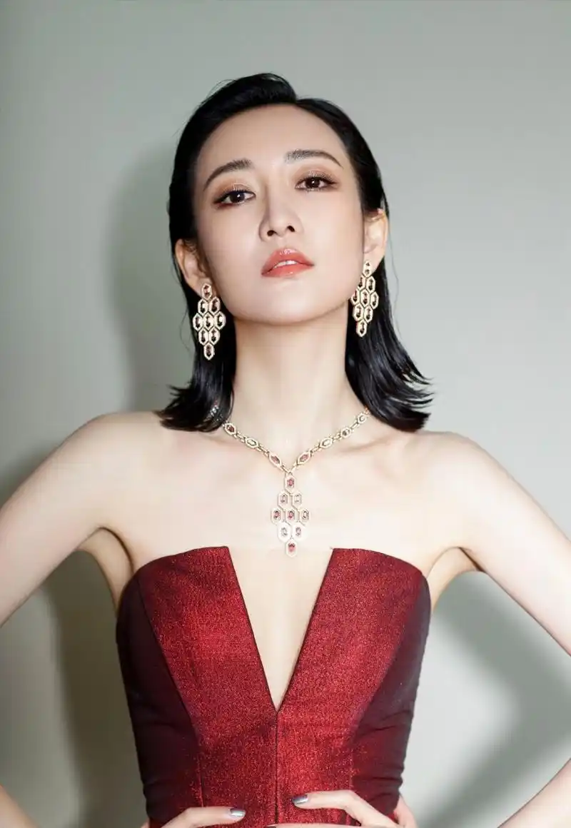 王鸥真的太美啦,一袭酒红色闪钻深v礼服裙,优雅又明艳动人!