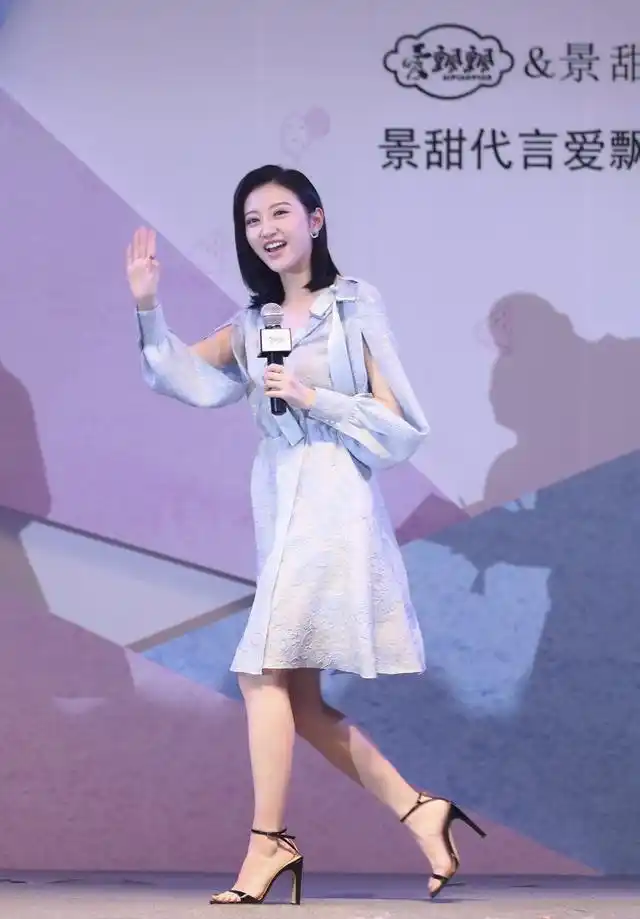 原创景甜短发好清爽,镂空压花裙温柔甜美,脸型饱满气质更好