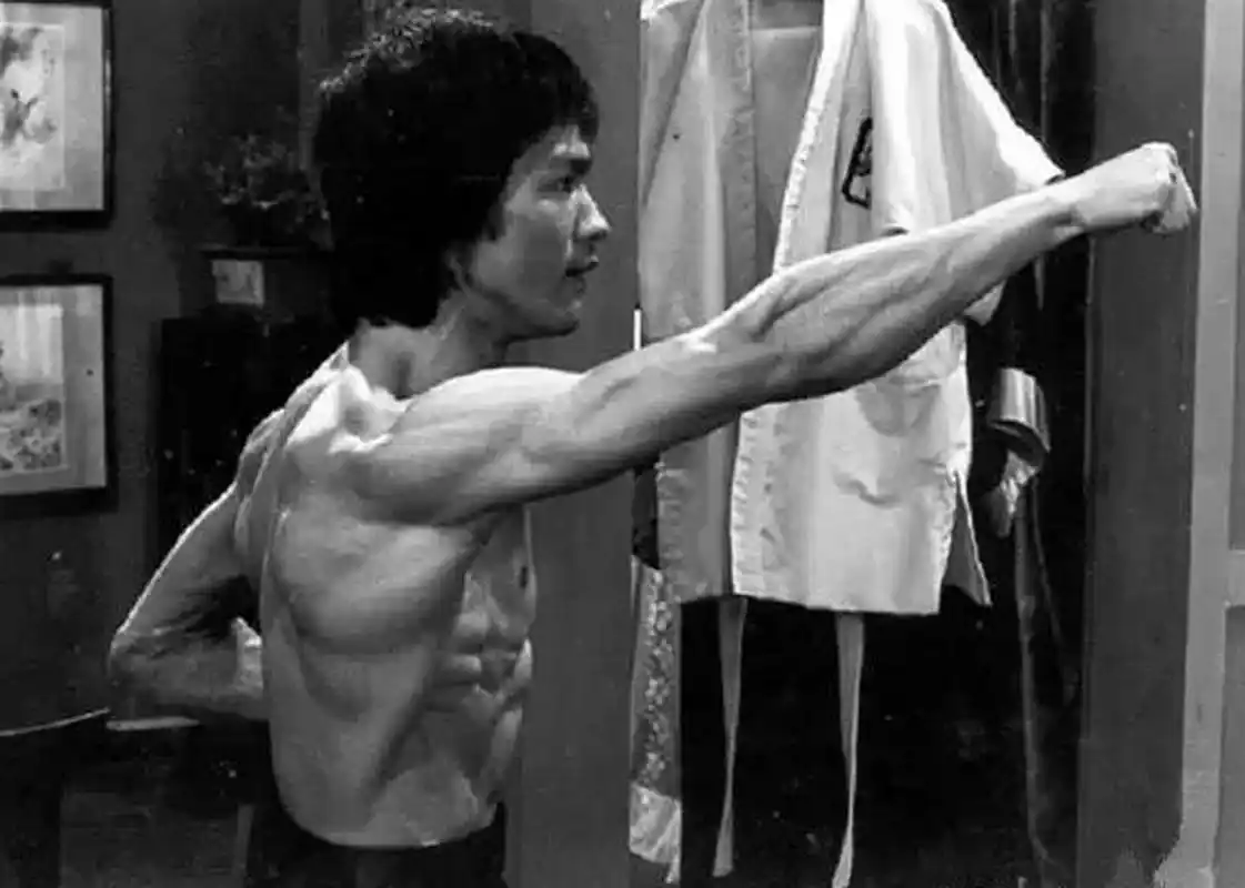 李小龙练功训练老照片:疯狂电击肌肉群,背部练出"肌肉圣诞树" 为了