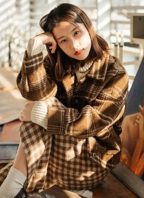 宽松米色毛衣美女冬日阳光下清新写真