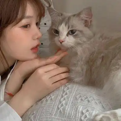 抱着小动物的女生头像真人图片