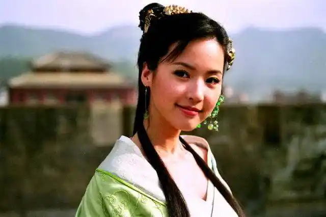 不,他逃跑只是为了引出一人!