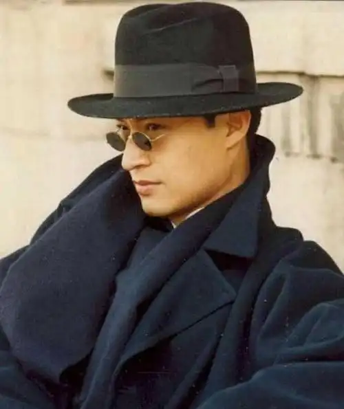 59岁马景涛最新状况,喝美酒住别墅,真是潇洒