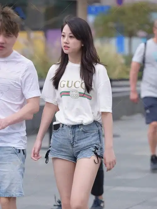 宽松白色印花t恤,搭配绑带牛仔裤,轻便舒适的日常休闲装